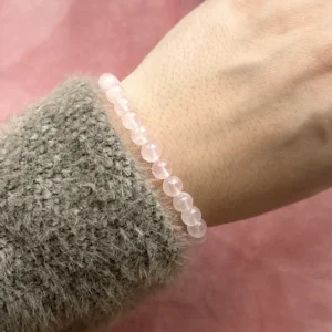 Браслет из розового кварца на резинке