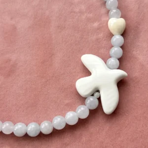 Колье из халцедона с птичками