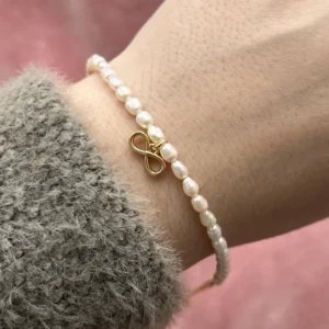 Браслет из натурального жемчуга с бесконечностью