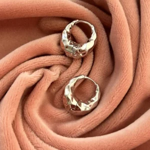 Серьги-кольца мятый металл