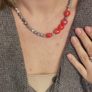 Колье из серой яшмы и красными керамическими сердцами
