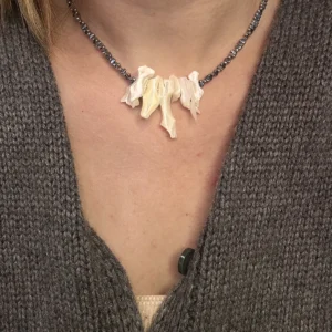 Колье из палочек гематита и перьев перламутра