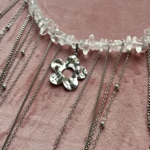 Колье из горного хрусталя с цветком