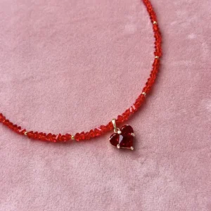 Колье из красного ювелирного стекла с сердцем