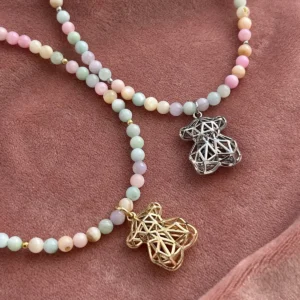 Колье из перламутра с мишкой